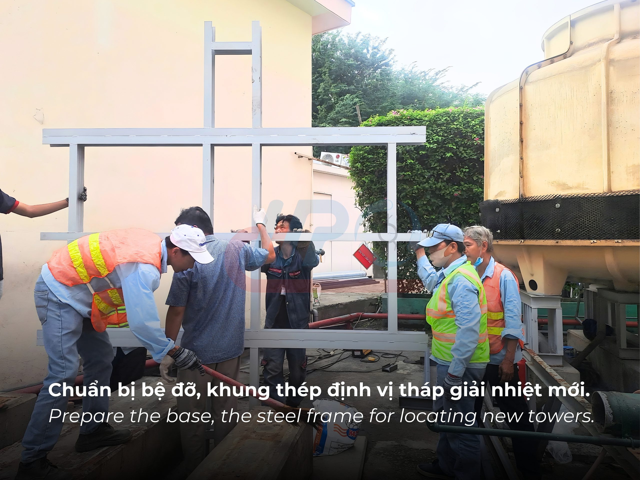 Chuẩn bị bệ đỡ và khung thép định vị cho tháp giải nhiệt mới