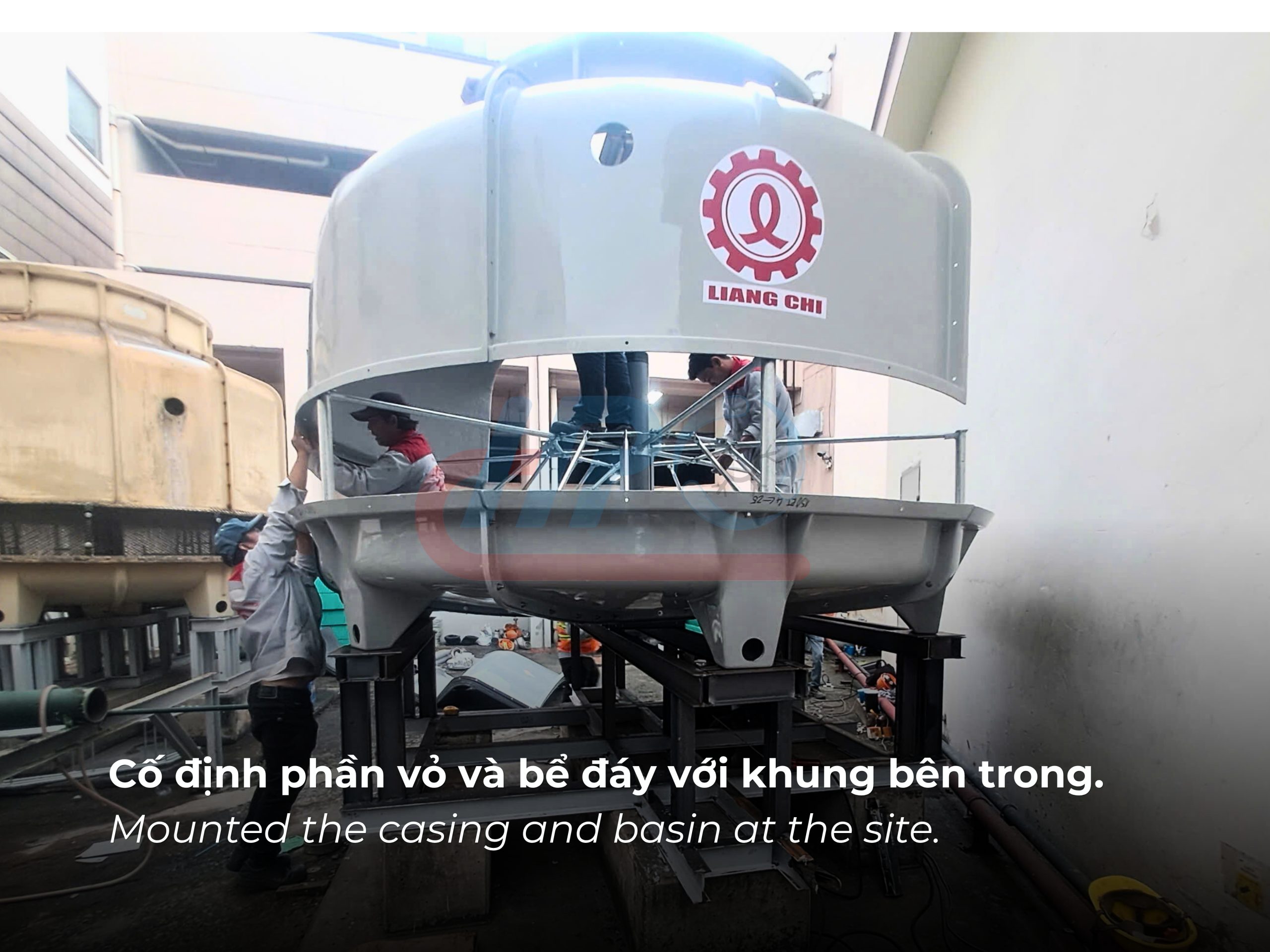 Cố định phần vỏ và bể đáy với khung bên trong tháp giải nhiệt tại Lotte Saigon Hotel