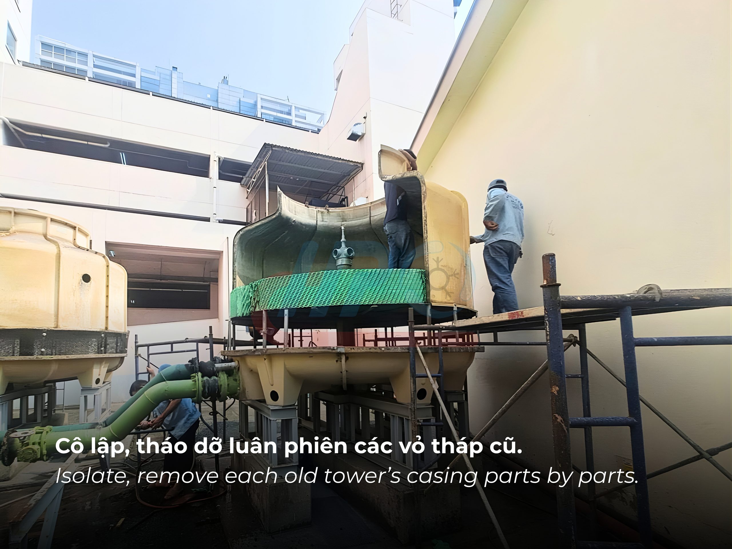 Cô lập và tháo dỡ luân phiên vỏ tháp giải nhiệt cũ tại khách sạn Lotte Saigon
