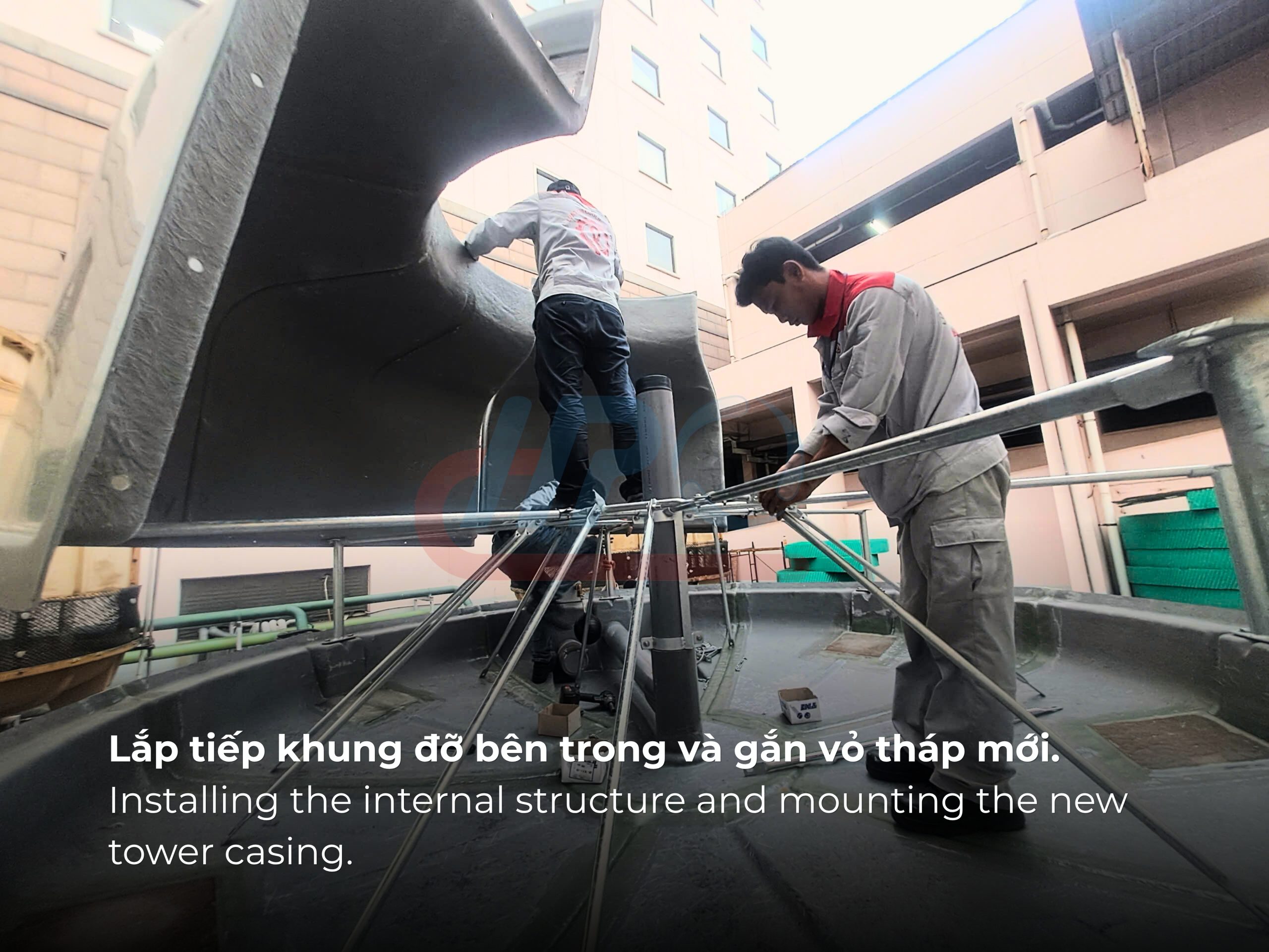 Lắp đặt khung đỡ bên trong và dựng vỏ tháp giải nhiệt mới