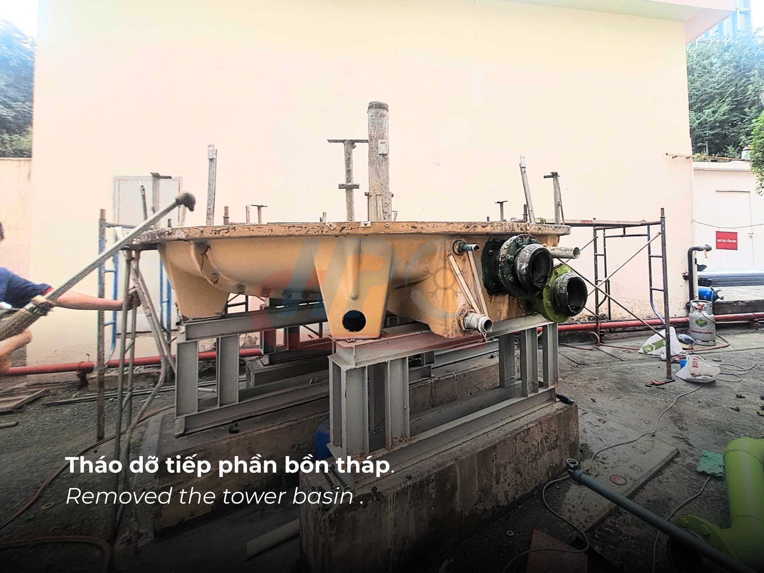 Công đoạn tháo dỡ tiếp phần bồn tháp giải nhiệt cũ