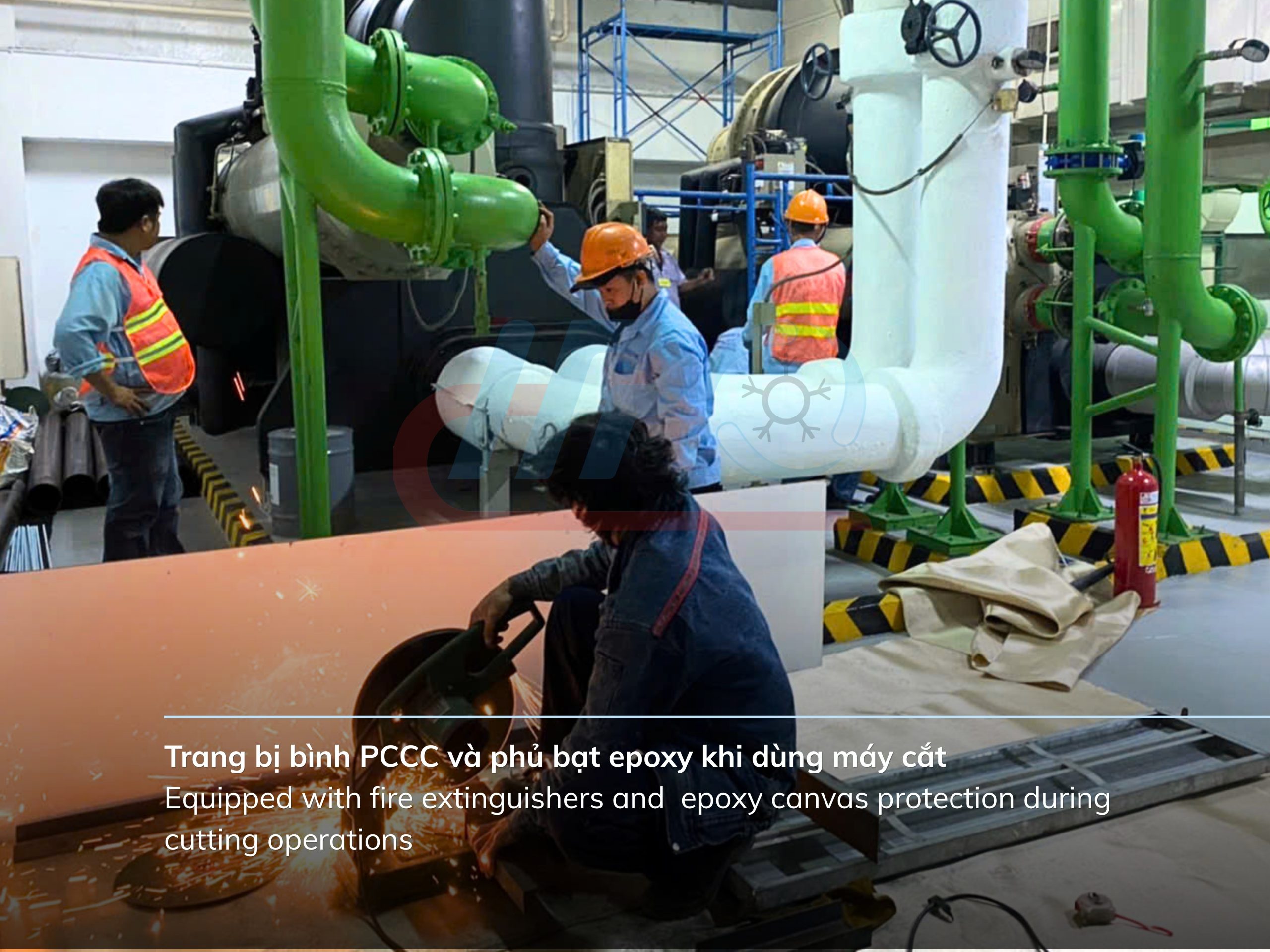 Biện pháp thi công an toàn, trang bị bình PCCC và phủ bạt chống cháy tại công trường New World